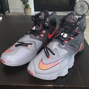 Nike Lebron James Akronite basketball shoes
